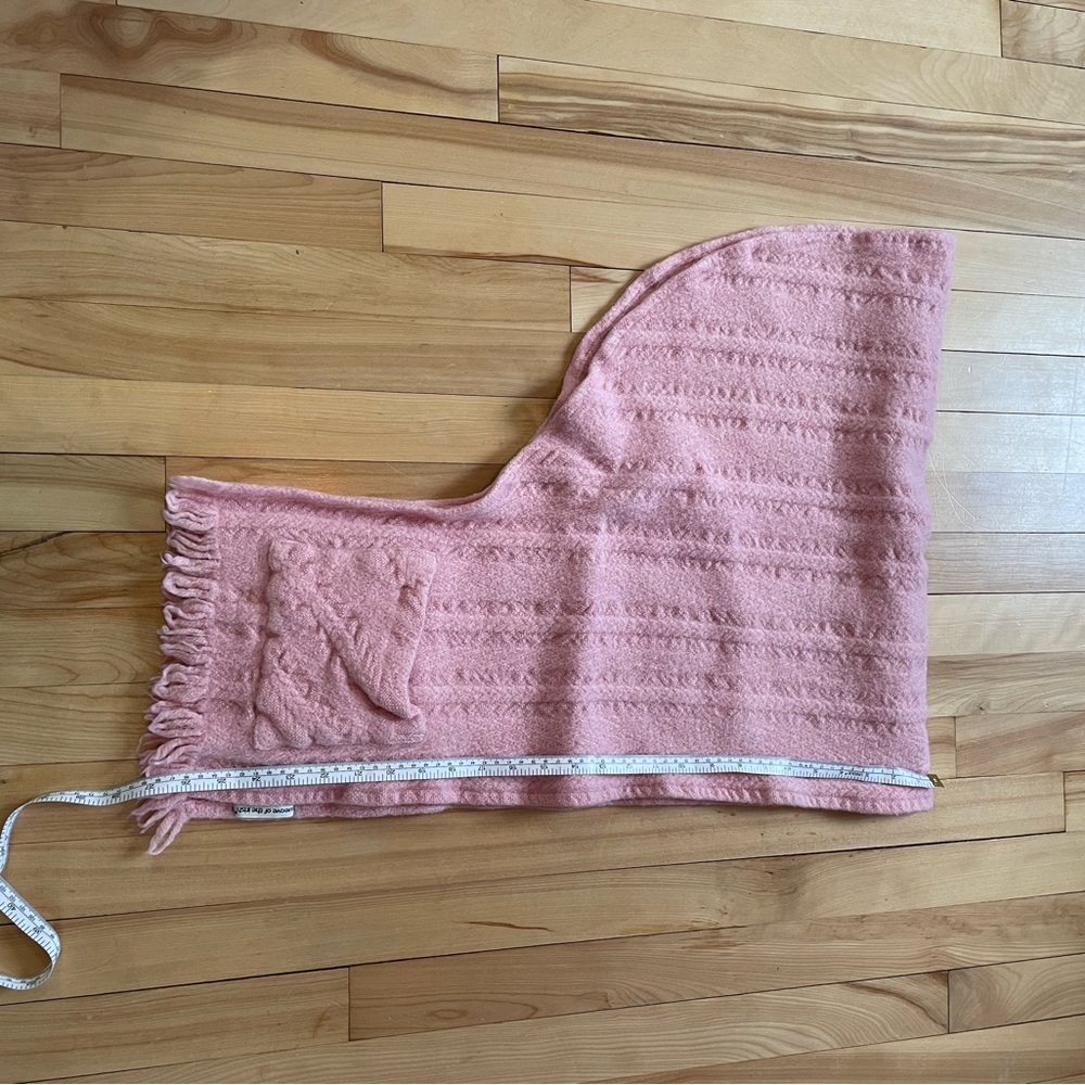 Pink Irish 🇨🇮 wool shawl with pockets - Picture 12 of 12